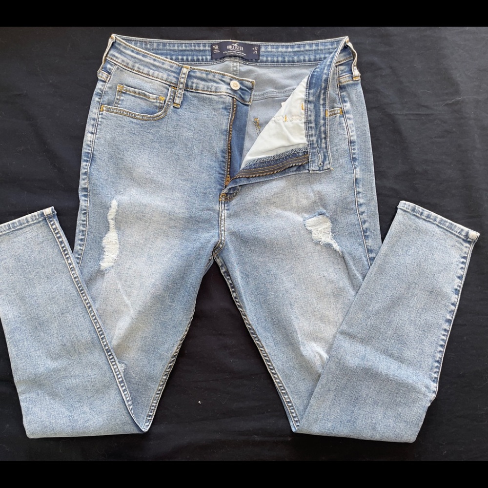 NWOT Hollister Curvy Ultra-High Rise Super Skinny Distressed Jeans